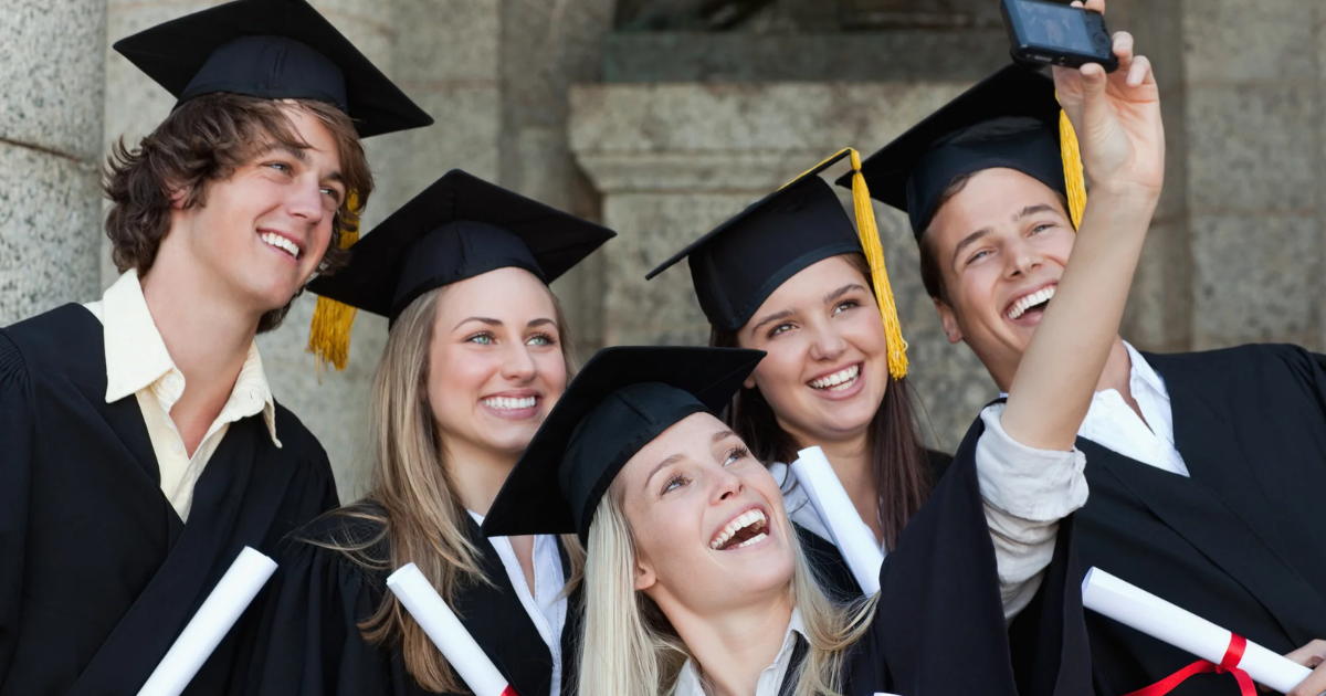 What To Know Before Buying Your University Graduation Dress: A Style Guide